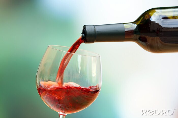 Poster  Vin rouge verser dans un verre à vin, close-up