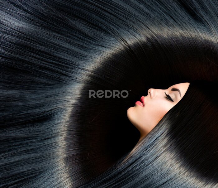 Poster  Visage d'une femme brune aux cheveux brillants