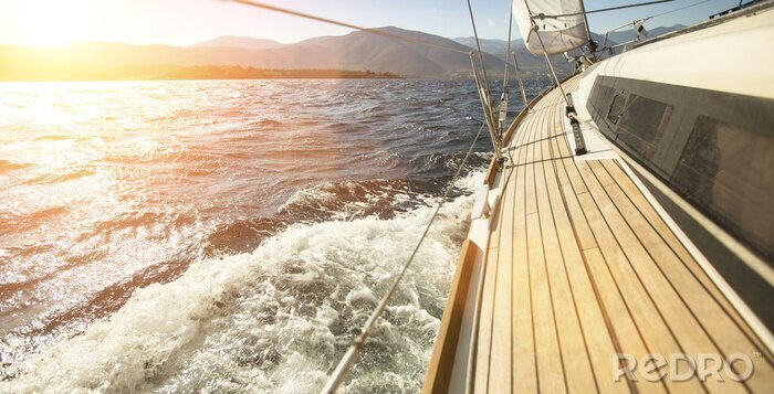 Poster  Voilier aux coucher du soleil fond montagnes