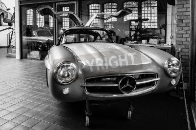 Poster  Voiture ancienne sur une photo noir et blanc