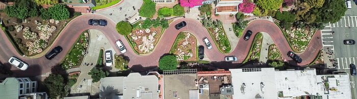 Poster  Vue aérienne de la rue Lombard Street, une rue est-ouest à San Francisco, en Californie. Célèbre pour sa section raide en un bloc avec huit virages en épingle à cheveux. Crookedest, collines escarpées