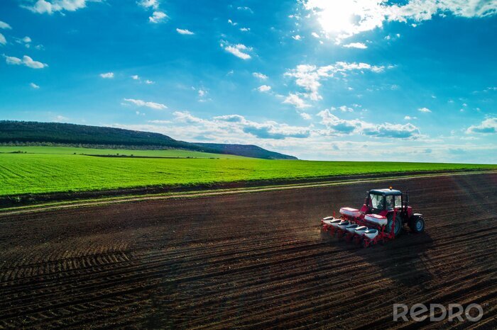 Poster  Vue aérienne de tracteurs travaillant sur le champ de récolte