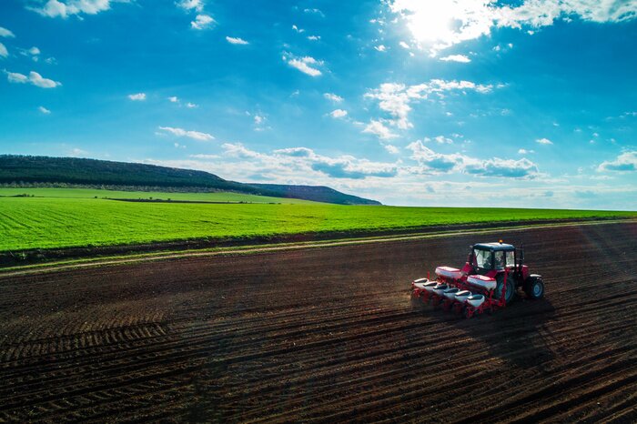 Poster  Vue aérienne de tracteurs travaillant sur le champ de récolte