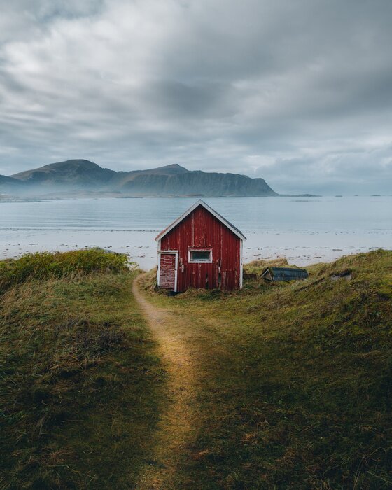 Poster  Vue d'une maison en bois rouge au bord de l'eau