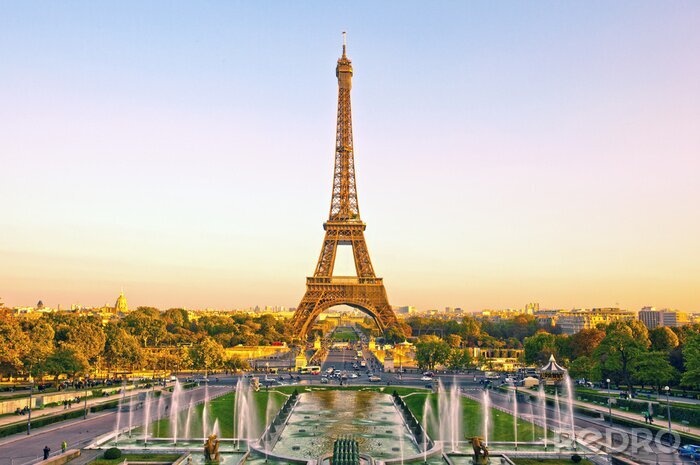 Poster  Vue de la tour Eiffel au coucher du soleil à Paris, France