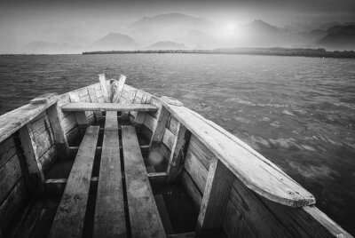Vue depuis un bateau en bois au coucher du soleil
