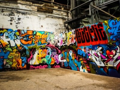 Poster  Vue des graffitis sur les murs du bâtiment