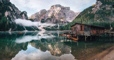 Vue panoramique du lac de Braies avec la cabane et les bateaux dans les montagnes des Dolomites et Seekofel le matin, Sudtirol, Italie