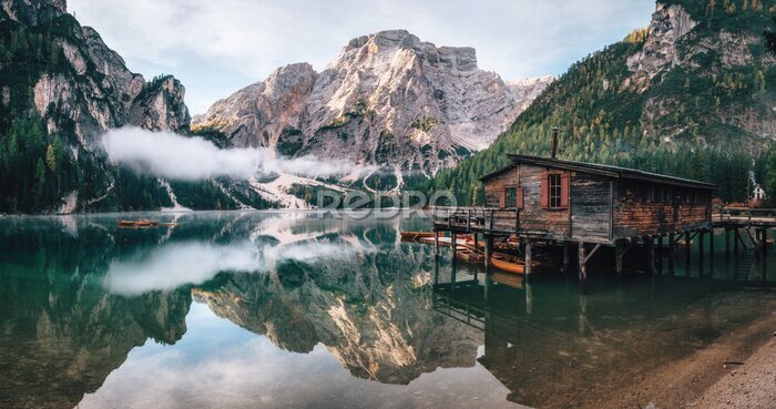 Poster  Vue panoramique du lac de Braies avec la cabane et les bateaux dans les montagnes des Dolomites et Seekofel le matin, Sudtirol, Italie