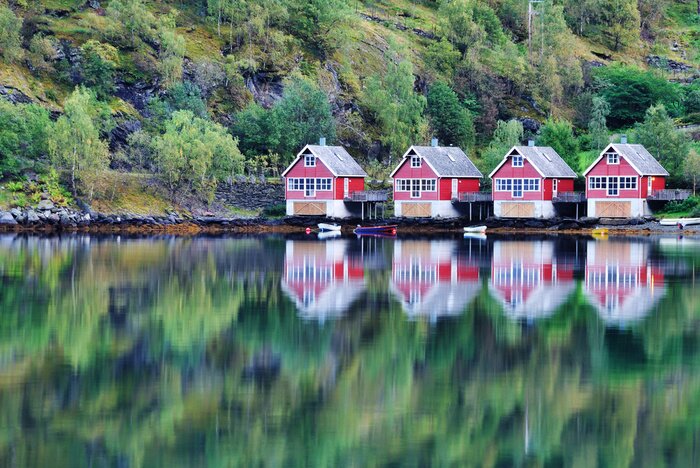 Poster  Vue panoramique du lac et de la pêche cabanes à Flam, Norvège