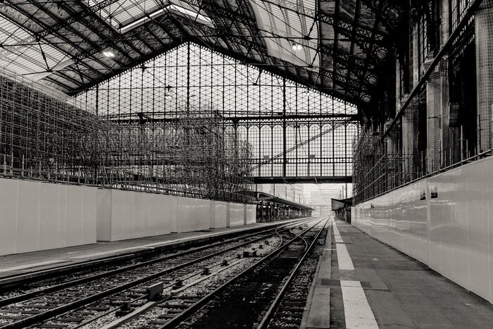 Poster  works at Austerlitz station in Paris