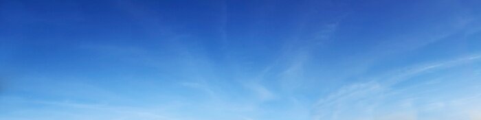 Poster  Ciel panoramique de couleur vibrante avec des nuages ​​sur une journée ensoleillée. Beau nuage de cirrus.