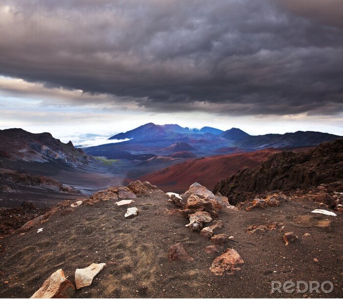Poster  Nuages ​​sombres de la nature sur le volcan