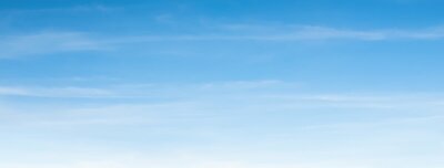 Poster  Une vue de fond aérienne de ciel bleu clair et de nuages ​​faibles blancs - bannière web panoramique