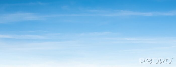 Poster  Une vue de fond aérienne de ciel bleu clair et de nuages ​​faibles blancs - bannière web panoramique