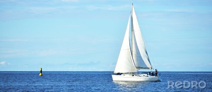 Poster  Yacht à voile en eaux calmes dans le golfe de Riga