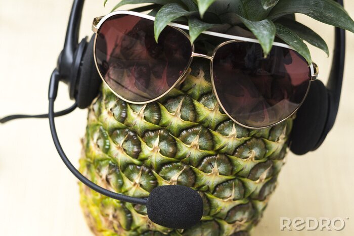 Sticker  Ananas dans des verres et des écouteurs