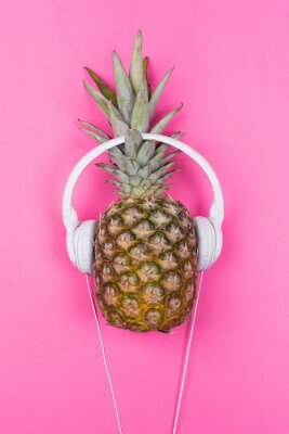 Sticker  Ananas dans un casque blanc