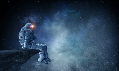 Astronaute assis sur un rocher