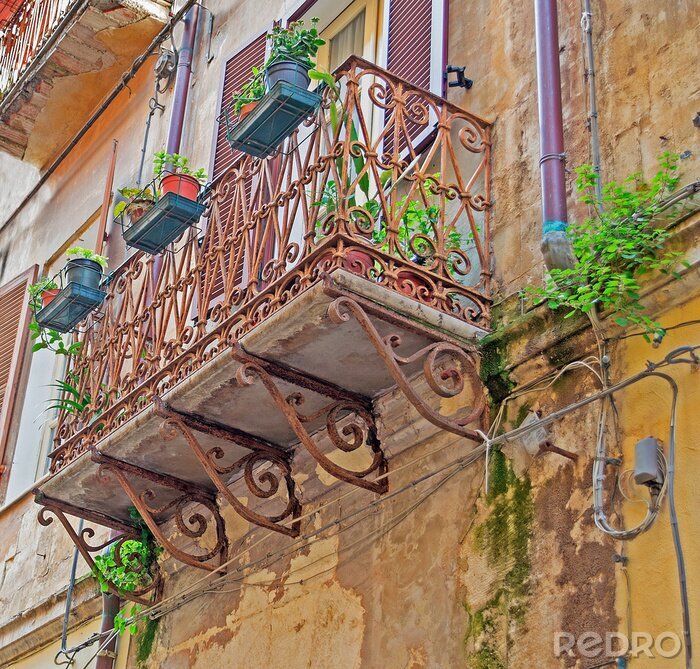 Sticker  Balcon fleuri sur un bâtiment ancien