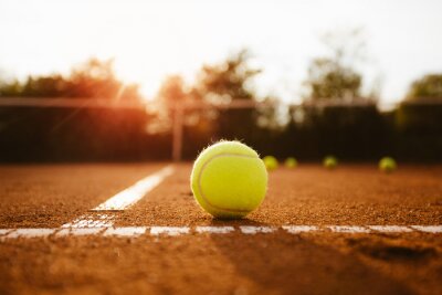 Balle de tennis sur le terrain
