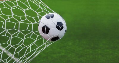 Sticker  ballon de soccer dans les buts avec backgroung vert