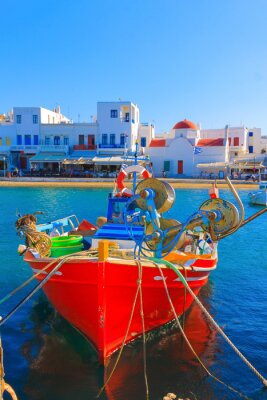 Bateaux de pêche en bois colorés vue de face l'île de Mykonos vieux port
