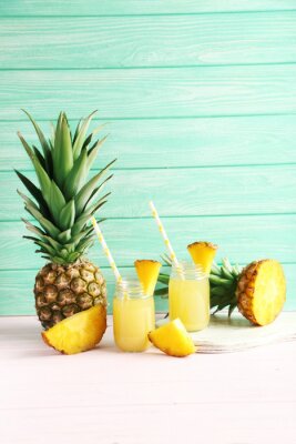 Sticker  Boissons à l'ananas dans des bocaux avec des pailles