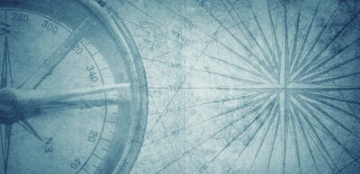 Boussole sur le fond d'une carte ancienne