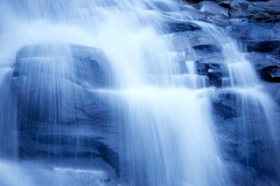 cascade dans un jardin japonais, monotone