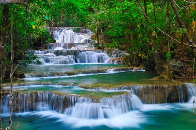 Cascade dans une forêt dense en Thaïlande