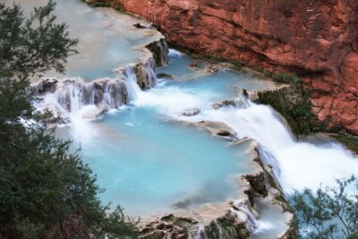 Cascades d'eau par les montagnes
