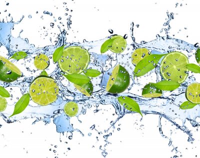 Citrons verts dans de l'eau gazeuse