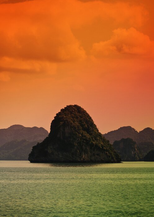 Sticker  Coucher de soleil sur la baie d'Halong, au Vietnam