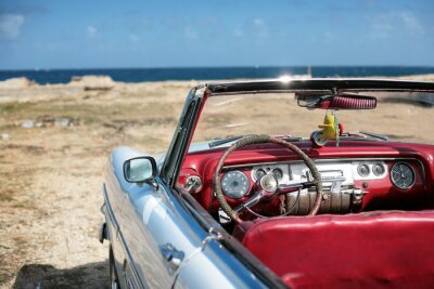 cubain Vintage voiture stationnée sur le seacost à la Havane