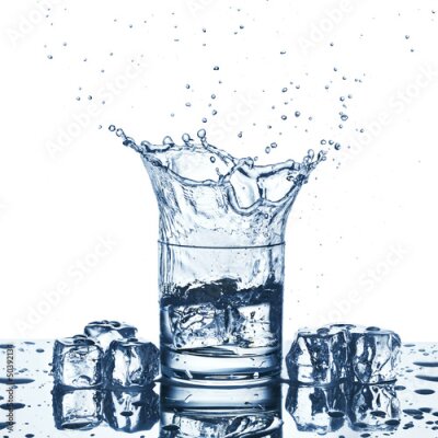Sticker  Cubes de glace éclaboussant l'eau d'un verre