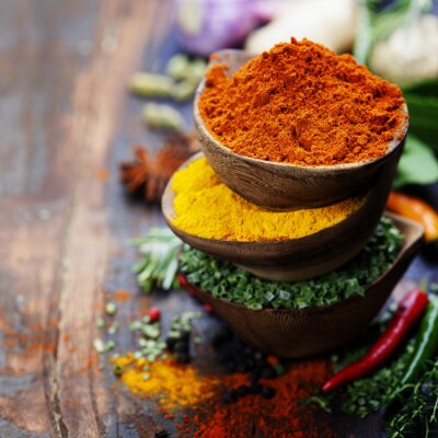 Des épices empilées les unes sur les autres