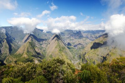 Des sommets de montagne dans les nuages