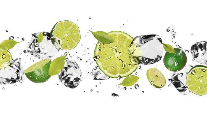 Sticker  Des tranches de citron vert et des glaçons plongés dans l'eau