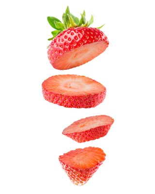 des tranches de fraises isolé sur le fond blanc