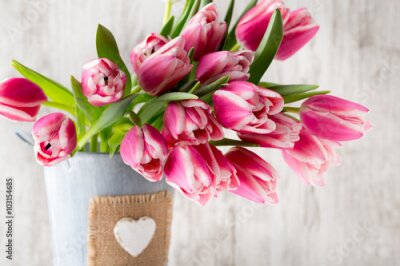 Des tulipes roses dans un vase