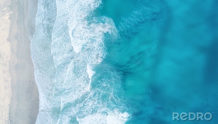 Sticker  Des vagues sur la plage en arrière-plan. Beau fond naturel à l'heure d'été