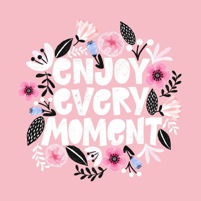 Sticker  Enjoi chaque moment - illustration dessinée à la main. Citation de motivation faite en vecteur. Slogan inspirant de femme. Inscription pour t-shirts, affiches, cartes. Conception de style de croquis n