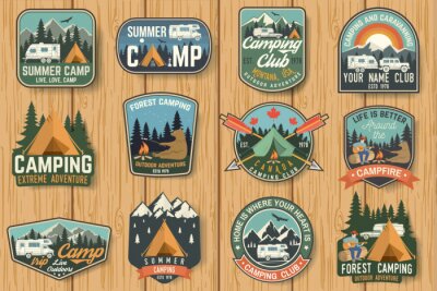 Sticker  Ensemble de badges de camp d'été sur la planche de bois. Vecteur.