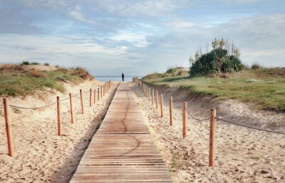 Entrée de la plage sur une promenade en bois