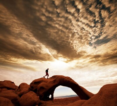 Escalade sportive sur une arche rocheuse