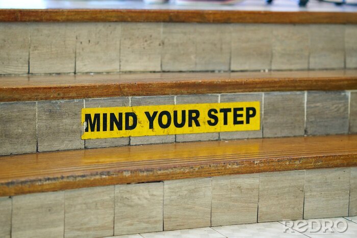 Sticker  Escalier avec &quot;Attention à votre pas&quot; panneau de mise en garde sur les glissades, tri