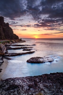 Falaises rocheuses au bord de la mer