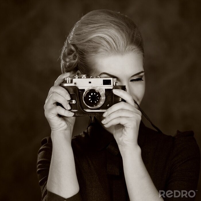 Sticker  Femme à la robe classique avec caméra rétro.