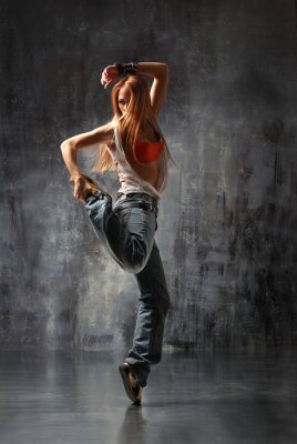 Femme dansant la danse moderne